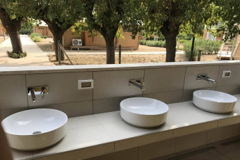 adriabella dune agriturismo glamping bagni 02 esterni 1800x1200